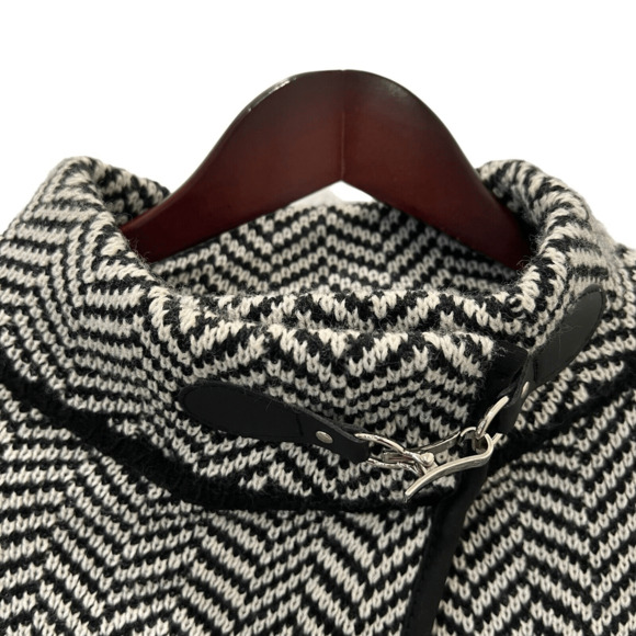 Steve Madden Wo Sweater Riding Cape Black White Chevron Design One Size - Picture 3 of 10